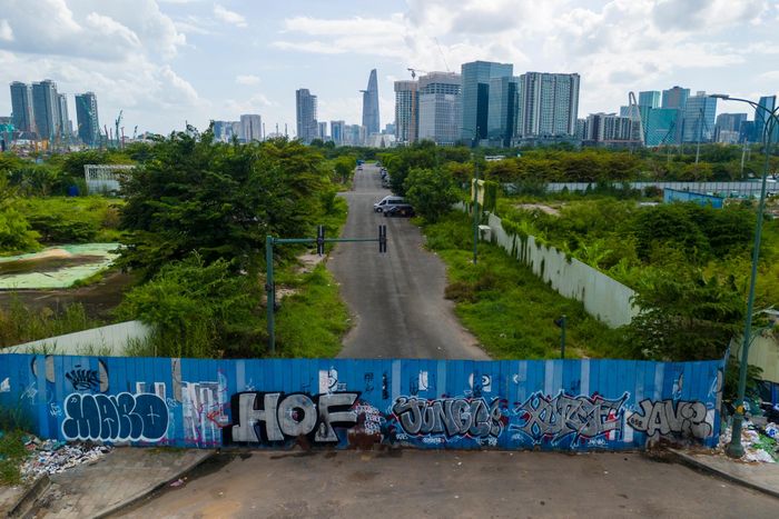 Theo ghi nhận của Tri Thức - Znews, các lối vào chính của các lô đất sắp được mang ra đấu giá đang được rào kín.
