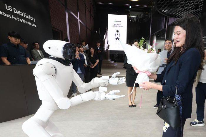 Robot LG CLOiD tặng hoa chào mừng bà Madison Huang tại Trung tâm LG Data Factory đang được xây dựng tại quận Seocho, Seoul. Ảnh: LG Electronics.