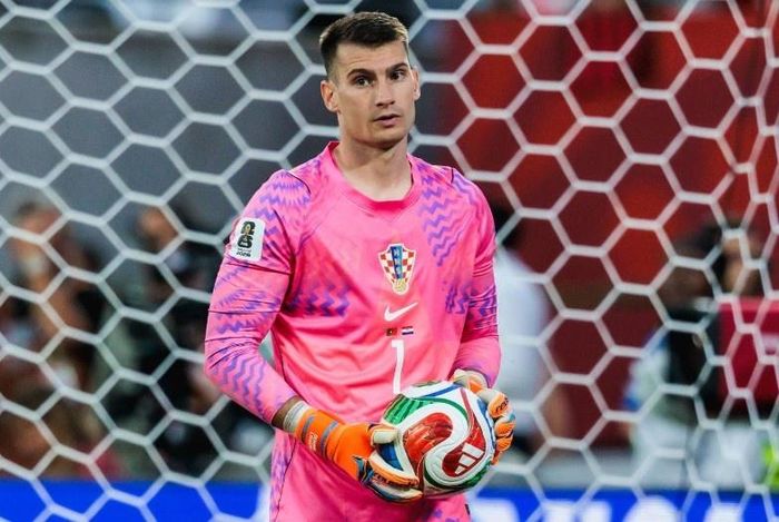  Dominik Livakovic sẽ gia nhập Barcelona vào hè 2027 với mức phí chuyển nhượng 4 triệu euro. Thủ thành người Croatia được chọn để thay Wojciech Szczesny làm phương án dự bị cho Joan Garcia. 