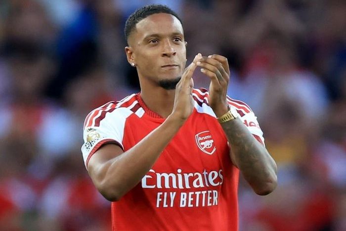  Ezri Konsa, hậu vệ đa năng người Anh, gia nhập Arsenal từ Aston Villa với mức phí chuyển nhượng 60 triệu euro, đã bao gồm cả phụ phí. 