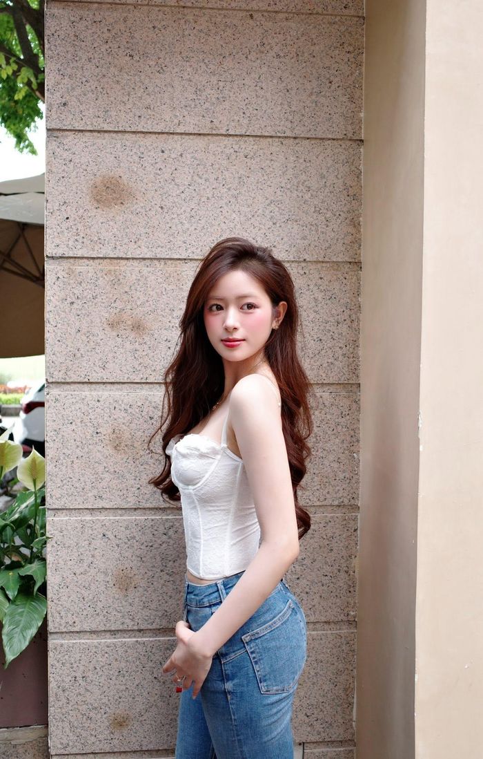 Sau khi tốt nghiệp THPT, Nguyễn Thị Trinh quyết định theo học ngành Diễn viên tại Đại học Sân khấu - Điện ảnh Hà Nội, từng bước theo đuổi con đường nghệ thuật chuyên nghiệp. Bên cạnh diễn xuất, cô vẫn duy trì công việc mẫu ảnh và yêu thích ca hát. Trước khi Mùa hè năm ấy lên sóng, người đẹp còn thử sức tại vòng sơ khảo Hoa hậu Việt Nam 2026 khu vực phía Bắc nhưng không giành quyền đi tiếp.