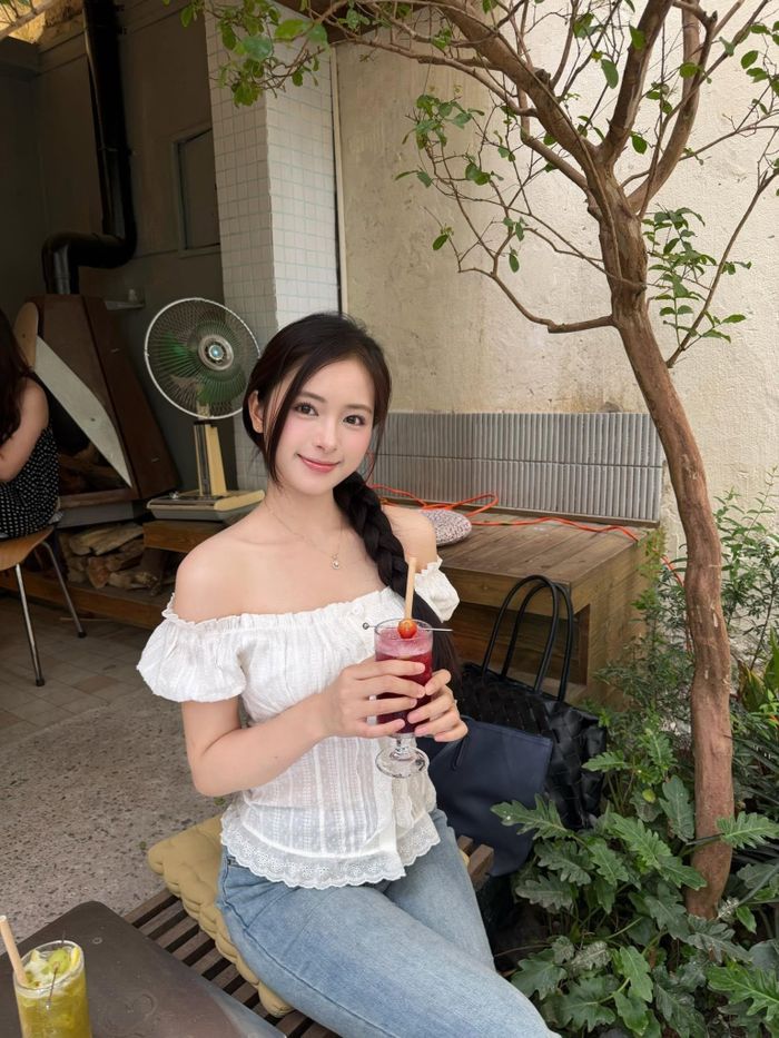 Trước khi xuất hiện trên màn ảnh nhỏ, Nguyễn Thị Trinh từng được chú ý từ thời còn là học sinh THPT tại Nghệ An. Năm 2023, cô tham gia một cuộc thi thanh lịch dành cho giới trẻ địa phương và đạt thành tích cao. Hình ảnh của Trinh sau đó nhanh chóng được chia sẻ trên mạng xã hội nhờ gương mặt thanh tú, đôi mắt lớn và vóc dáng nổi bật.
