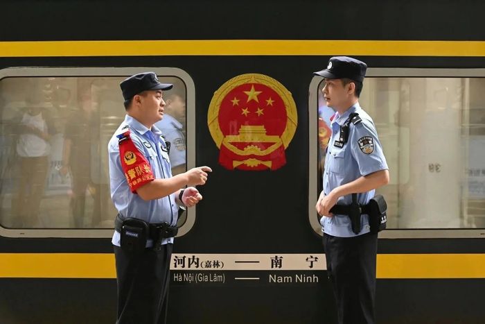  Nhân viên đường sắt Trung Quốc làm nhiệm vụ bên ngoài đoàn tàu liên vận quốc tế Nam Ninh - Hà Nội tại ga Nam Ninh, Quảng Tây, ngày 25/5/2025. Ảnh: Xinhua. 