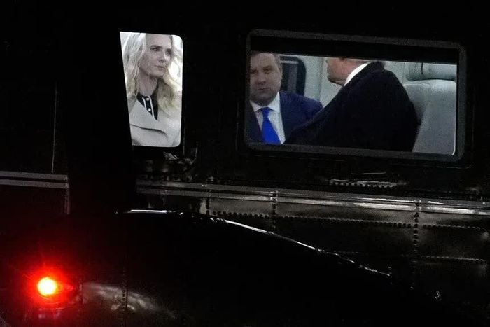  Natalie Harp lắng nghe Tổng thống Donald Trump trên trực thăng Marine One khi đáp xuống Bãi cỏ phía Nam Nhà Trắng, trong chuyến trở về Washington từ Florida ngày 29/3/2026. Ảnh: Sipa USA. 