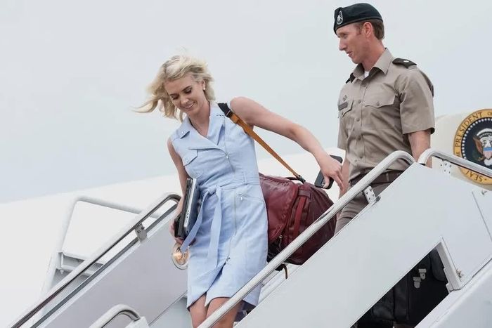  Natalie Harp bước ra khỏi trực thăng Marine One tại The Ellipse gần Nhà Trắng vào ngày 16/8/2026. Ảnh: Reuters. 