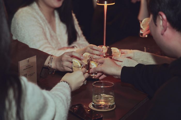  Dù honsul bar là không gian kết nối hấp dẫn, người tham gia vẫn cần thận trọng khi trao đổi thông tin với người lạ và kiểm soát lượng đồ uống. Ảnh: Jeju Ahop. 