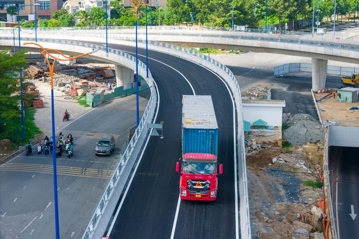 Cầu rộng 9 m, gồm hai làn xe, thiết kế vận tốc 50 km/h.