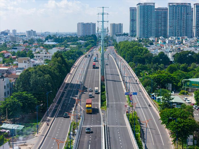 Nhánh cầu trái Giồng Ông Tố dài 431 m, rộng 12 m cũng thông xe sáng 21/8, tạo thuận lợi cho xe ra vào cảng Cát Lái, cao tốc TP.HCM - Long Thành - Dầu Giây.