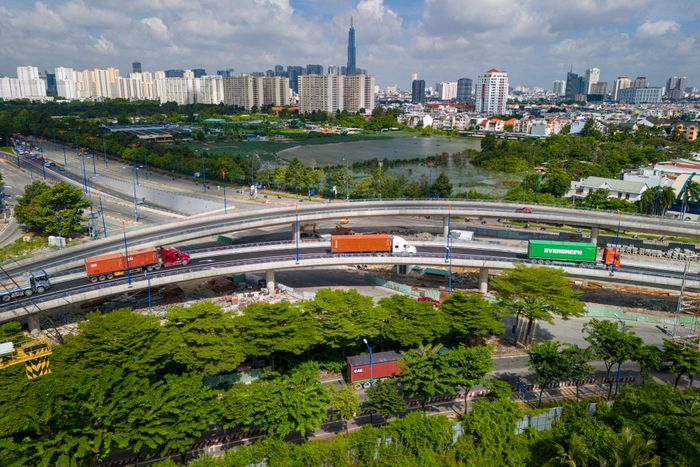 Sáng 22/8, từng đoàn xe container di chuyển dễ dàng từ hướng cảng Cát Lái ra cao tốc TP.HCM - Long Thành - Dầu Giây.
