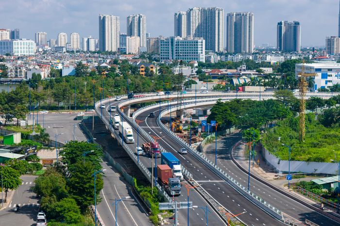 Nhánh cầu N4 cho ôtô từ đường Đồng Văn Cống rẽ phải xuống đại lộ Mai Chí Thọ, đi cao tốc TP.HCM - Long Thành, đường Võ Nguyên Giáp. Cạnh đó là nhánh cầu N3 đã đưa vào khai thác 4 tháng trước theo hướng xe chạy ngược lại.