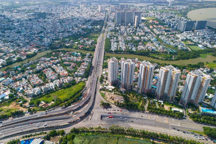 An Phú là một trong những nút giao thông lớn và hiện đại nhất TP.HCM, kết nối cao tốc TP.HCM - Long Thành - Dầu Giây với các trục Mai Chí Thọ, Lương Định Của, Nguyễn Thị Định và Đồng Văn Cống. Khu vực này là cửa ngõ ra vào cảng Cát Lái, với lưu lượng xe container lớn, bình quân hơn 20.000 lượt mỗi ngày.