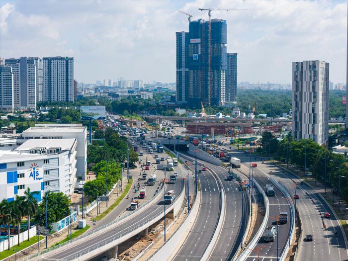 Theo Ban Quản lý dự án đầu tư xây dựng các công trình giao thông TP.HCM, công trường đang tập trung thi công khu vực kết nối Mai Chí Thọ với cao tốc TP.HCM - Long Thành - Dầu Giây và đường Lương Định Của.