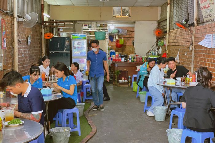 Lượng khách mua về và ngồi ăn kín bàn vào khoảng 11h, ngày 21/8. Ảnh: Trúc Hồ.