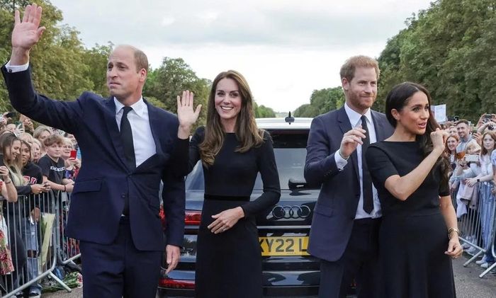  Vợ chồng William - Kate (bên trái) và vợ chồng Harry - Meghan tại Windsor, Anh, hồi tháng 9/2022. Ảnh: Reuters. 