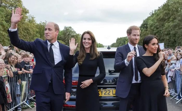 Vợ chồng William - Kate (bên trái) và vợ chồng Harry - Meghan tại Windsor, Anh, hồi tháng 9/2022. Ảnh: Reuters.