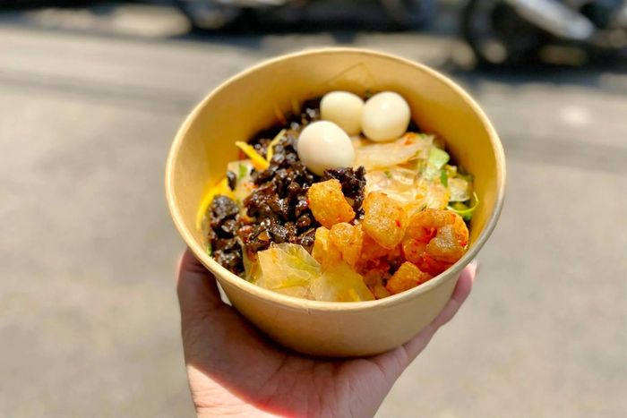 Hàng bánh tráng trộn trên đường Nguyễn Trãi (phường Cầu Ông Lãnh, TP.HCM). Ảnh: Trúc Hồ.