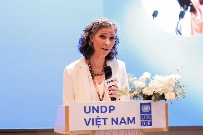  Bà Ramla Khalidi, Trưởng đại diện thường trú UNDP tại Việt Nam lưu ý các giải pháp phải được kết nối với nguồn vốn đầu tư, chính sách và các mối quan hệ đối tác để có thể tạo tác động lớn. Ảnh: BTC. 