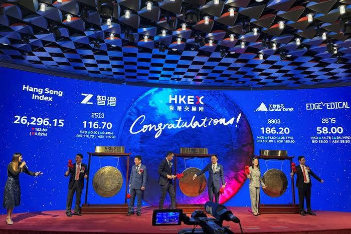 Các lãnh đạo của công ty Z.AI, khi đó được biết đến với tên gọi Knowledge Atlas Technology, hay Zhipu, đánh chiêng tại sàn giao dịch chứng khoán Hong Kong (Trung Quốc) tháng 1/2026. Ảnh: Reuters.