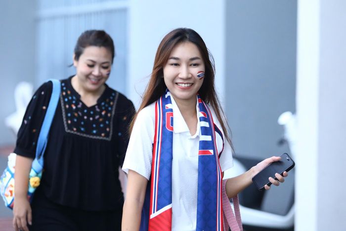 Vợ và mẹ của Quang Hải đến sân từ khá sớm. Ảnh: Minh Chiến.
