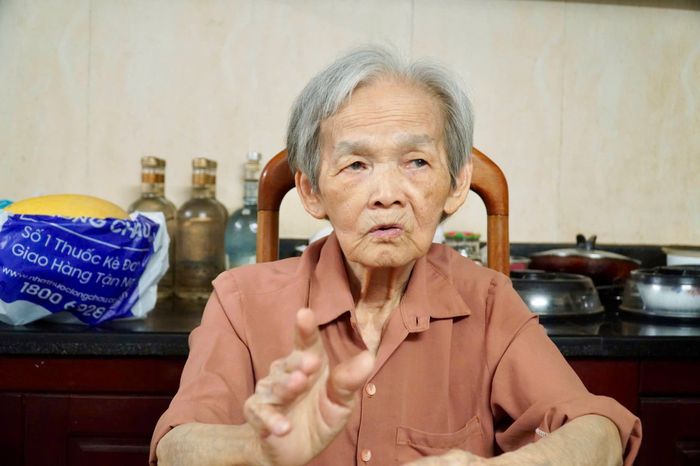 Ở tuổi 87, bà Lê Nguyễn Hồng Minh chỉ còn mong muốn được xác minh nơi mẹ bà, liệt sĩ Nguyễn Thị Minh Khai, đang nằm lại. Ảnh: NT.