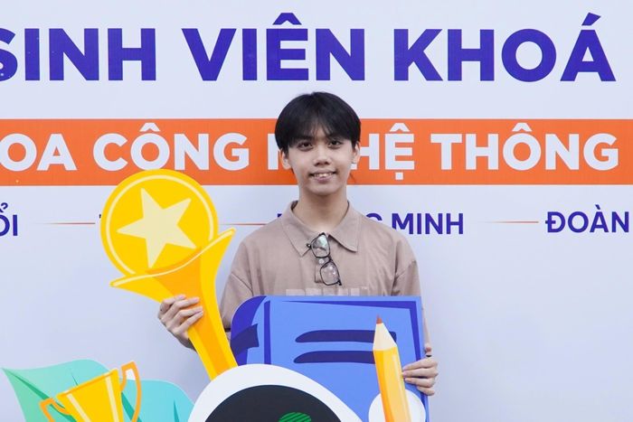 Là thủ khoa tổ hợp khối X26 (Toán, Tiếng Anh, Tin học) của TP Đà Nẵng, em Huỳnh Ngọc Nhân cũng chọn ngành Khoa học máy tính (chương trình tiên tiến). Nam sinh đạt tổng điểm 29,25 (Toán 9,5; Tiếng Anh 9,75; Tin học 10). Ảnh: FBNT.