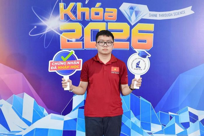 Một gương mặt nổi bật khác là Trần Đại Thành Danh, chủ nhân huy chương bạc Olympic Toán quốc tế năm 2026, huy chương vàng Olympic Toán học châu Á - Thái Bình Dương 2026. Trước đó, nam sinh có hai năm liên tiếp đoạt giải nhất kỳ thi học sinh giỏi quốc gia môn Toán. Với thành tích xuất sắc, Danh được tuyển thẳng vào Khoa Toán - Tin học của HCMUS. Ảnh: FBNT.