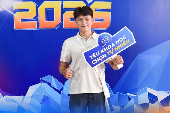 Với 10 điểm môn Toán và Vật lý, 9,5 điểm môn Hóa, em Huỳnh Nghĩa Nhân là thủ khoa tổ hợp A00 của tỉnh An Giang. Nam sinh là tân sinh viên ngành Khoa học máy tính (chương trình tiên tiến). Trước đó, Nhân từng giành giải nhì học sinh giỏi cấp tỉnh môn Toán năm 2025. Ảnh: FBNT.