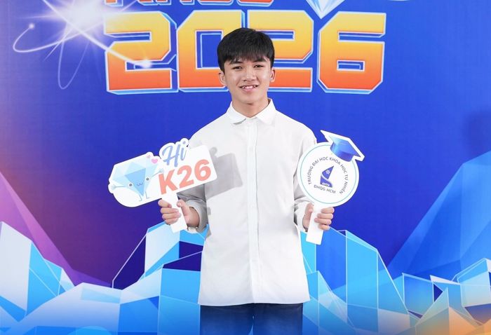 Thủ khoa thi tốt nghiệp THPT của tỉnh Gia Lai, em Võ Đăng Tuệ, cũng chọn HCMUS làm bến đỗ tiếp theo trên hành trình học tập. Nam sinh trúng tuyển vào ngành Khoa học máy tính (chương trình tiên tiến). Ngoài là thủ khoa thi tốt nghiệp, Tuệ còn là thủ khoa tổ hợp A0T (Toán, Lý, Tin) toàn tỉnh với 29 điểm. Nam sinh từng giành giải khuyến khích Lập trình Drone quốc tế tại Hàn Quốc; huy chương bạc và vàng Olympic Phát minh và Sáng tạo thế giới (WICO); giải ba Olympic Trí tuệ nhân tạo toàn quốc năm 2025... Ảnh: FBNT.