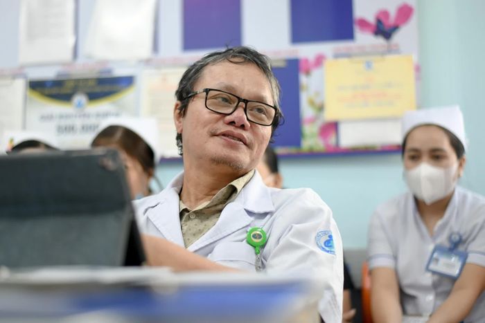  Theo BS Trương Hữu Khanh, khi trẻ đột nhiên bỏ bú, biếng ăn, cha mẹ nên tìm nguyên nhân thay vì ép trẻ ăn. Ảnh: Duy Hiệu.