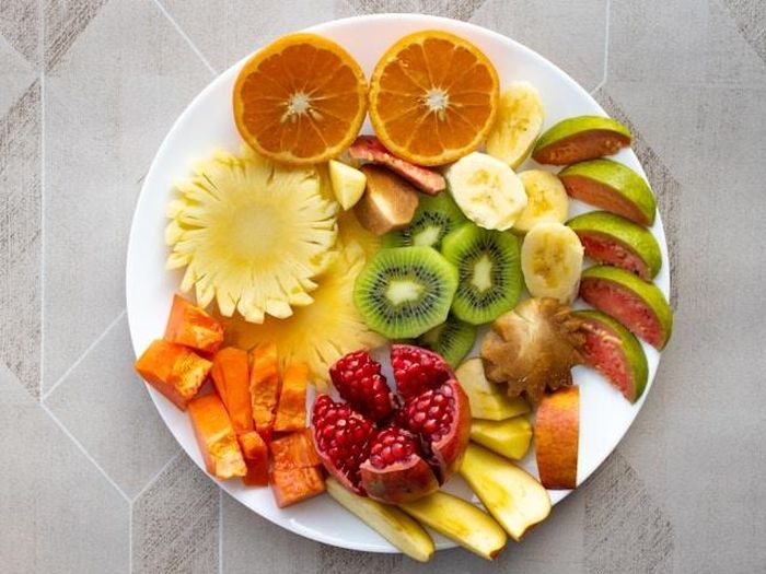 Trái cây đã được cắt sẵn và bán trên đường phố hoặc để không được che đậy có thể bị nhiễm bẩn theo nhiều cách khác nhau. Ảnh: Unsplash.