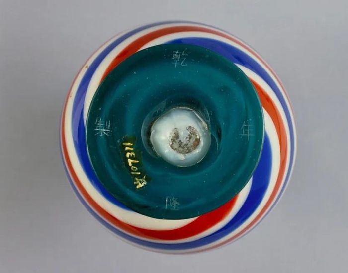 Chiếc bình hơn 200 tuổi hiện thuộc sở hữu của Bảo tàng Cung điện Bắc Kinh, nhưng được cho mượn để trưng bày tại Bảo tàng Cung điện Hong Kong (Trung Quốc). Ảnh: Bảo tàng Cung điện Hong Kong.