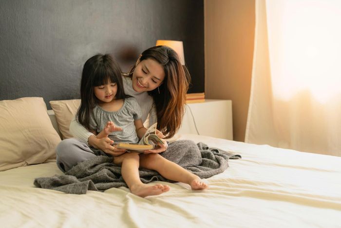  Đọc sách trước giờ ngủ giúp trẻ thư giãn, hạn chế thời gian sử dụng thiết bị điện tử và hình thành thói quen ngủ ổn định. Ảnh: Magnific.