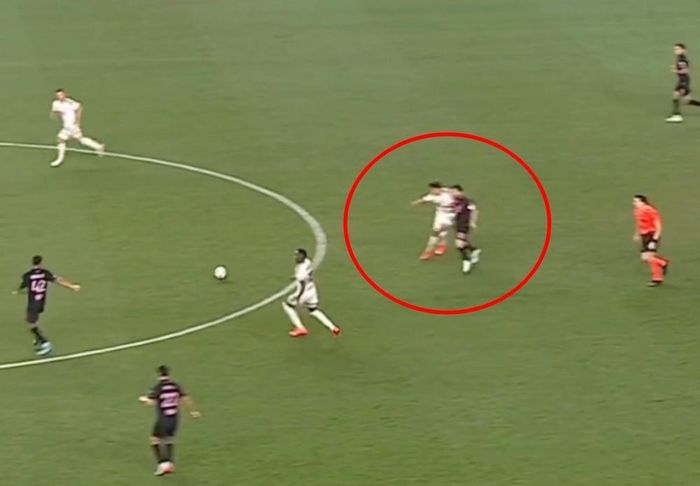 Sullivan cản Messi không bóng dẫn đến tranh cãi giữa cả hai.