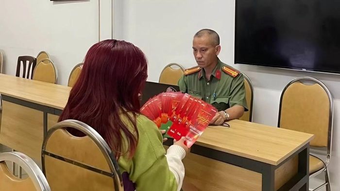Trường hợp rao bán vé mời concert "Tổ quốc trong tim" bị mời lên làm việc; ảnh: PA05