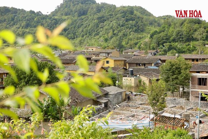 Làng Lô Lô Chải (Tuyên Quang) nằm dưới chân cột cờ Lũng Cú là điểm được nhiều du khách trong và ngoài nước biết, tìm đến trải nghiệm, khám phá