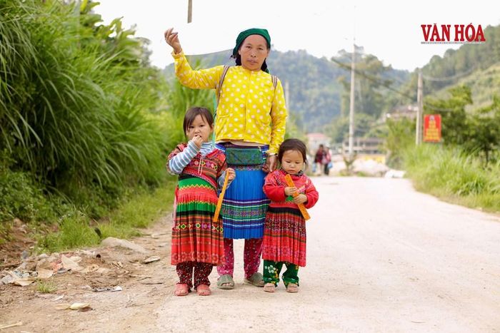 Đến với làng Lô Lô Chải, du khách ngoài tham quan thì còn có thể trải nghiệm, tim hiểu về văn hoá của người dân bản địa nơi đây