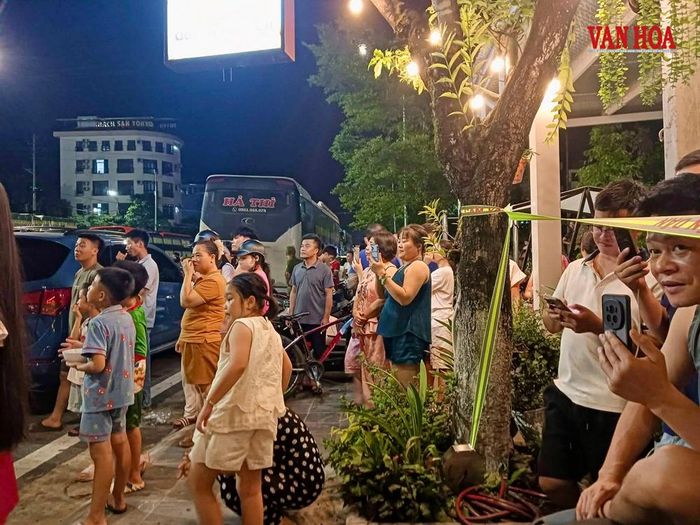 Đông đảo người dân hiếu kỳ đến xem, quay phim, livestream