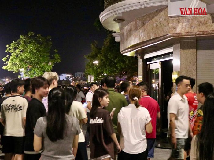 Nhiều người dân hiếu kỳ tập trung đến xem