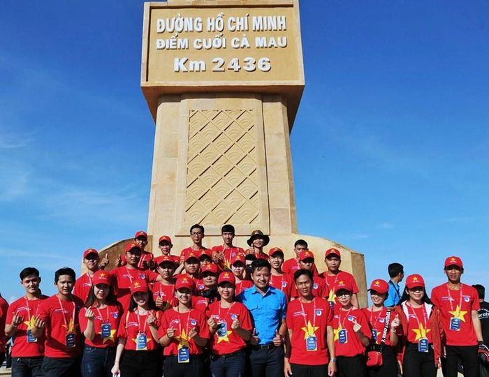 Du khách chụp ảnh lưu niệm tại đường Hồ Chí Minh điểm cuối tại tỉnh Cà Mau