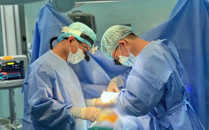 Các bác sĩ phối hợp thực hiện ca phẫu thuật tim kéo dài nhiều giờ