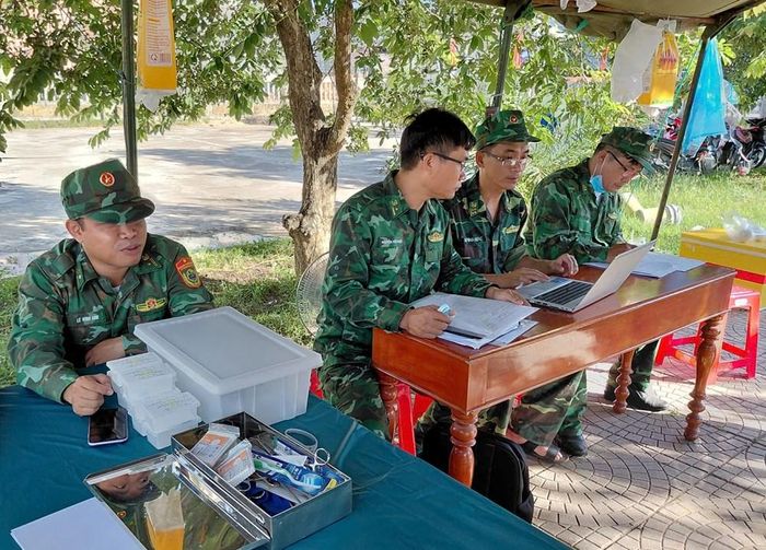 Đội lấy mẫu hài cốt liệt sĩ số 10, BCH Quân sự tỉnh Quảng Ngãi lấy mẫu sinh phẩm ở Nghĩa trang liệt sĩ Hành Thuận