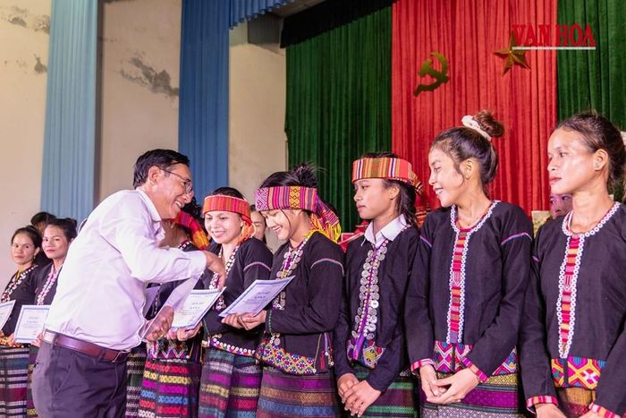 Ông Phan Thanh Liệu, Phó Chủ tịch UBND xã Ba Lòng trao giấy chứng nhận cho các học viên lớp tập huấn