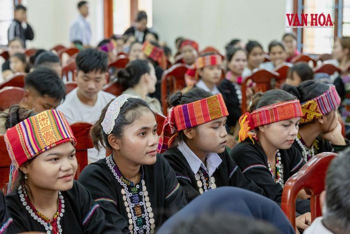 Những lớp tập huấn, những đợt trao truyền của các nghệ nhân luôn nhận được sự quan tâm của giới trẻ xã Ba Lòng, ở nơi đó giới trẻ không chỉ được hoà mình vào không gian văn hoá của đồng bào mà còn có thể ghi lại những làn điệu, kĩ năng đặc sắc nhất của dân tộc mình