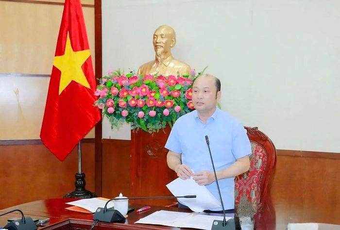 Ông Cao Văn Cường, Phó Chủ tịch UBND tỉnh chủ trì Hội nghị trực tuyến triển khai công tác ứng phó bão số 4 và mưa lũ. Ảnh: Lê Hợi