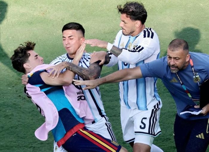 Các cầu thủ Argentina xô xát với đối thủ sau trận chung kết World Cup 2026