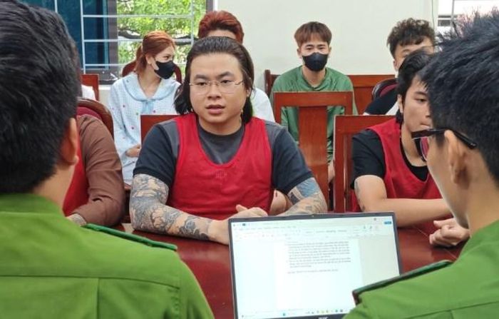 Phạm Tuấn và các đối tượng liên quan trong buổi làm việc với cơ quan công an