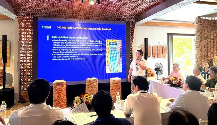 Ông Phan Thanh Tuấn, Giám đốc điều hành AIAIVN giới thiệu về các giải pháp công nghệ của chương trình số hóa làng gốm Thanh Hà