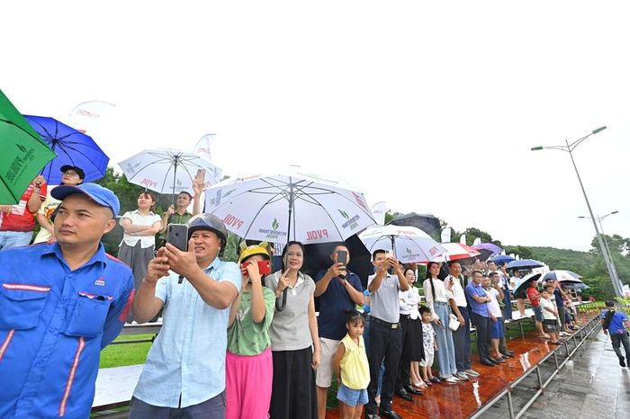 Khán giả theo dõi các màn tranh tài tại Quảng trường Hàm Rồng