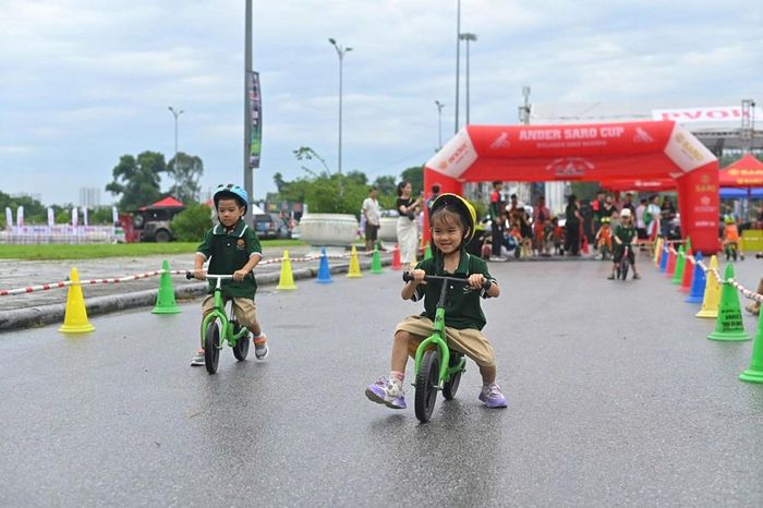 Các em nhỏ hào hứng trải nghiệm Gymkhana Kid với những chiếc pushbike trên sa hình được thiết kế phù hợp với lứa tuổi