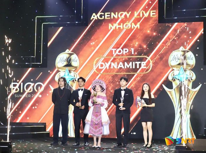Đại diện Bigo Live (ngoài cùng bên trái) vinh danh một nhóm nhà sáng tạo nội dung
